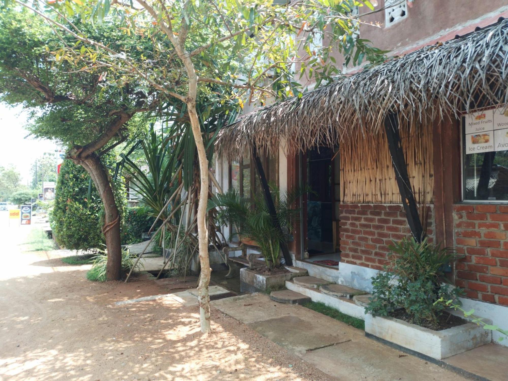 Lucky Holiday Home Anuradhapura Esterno foto