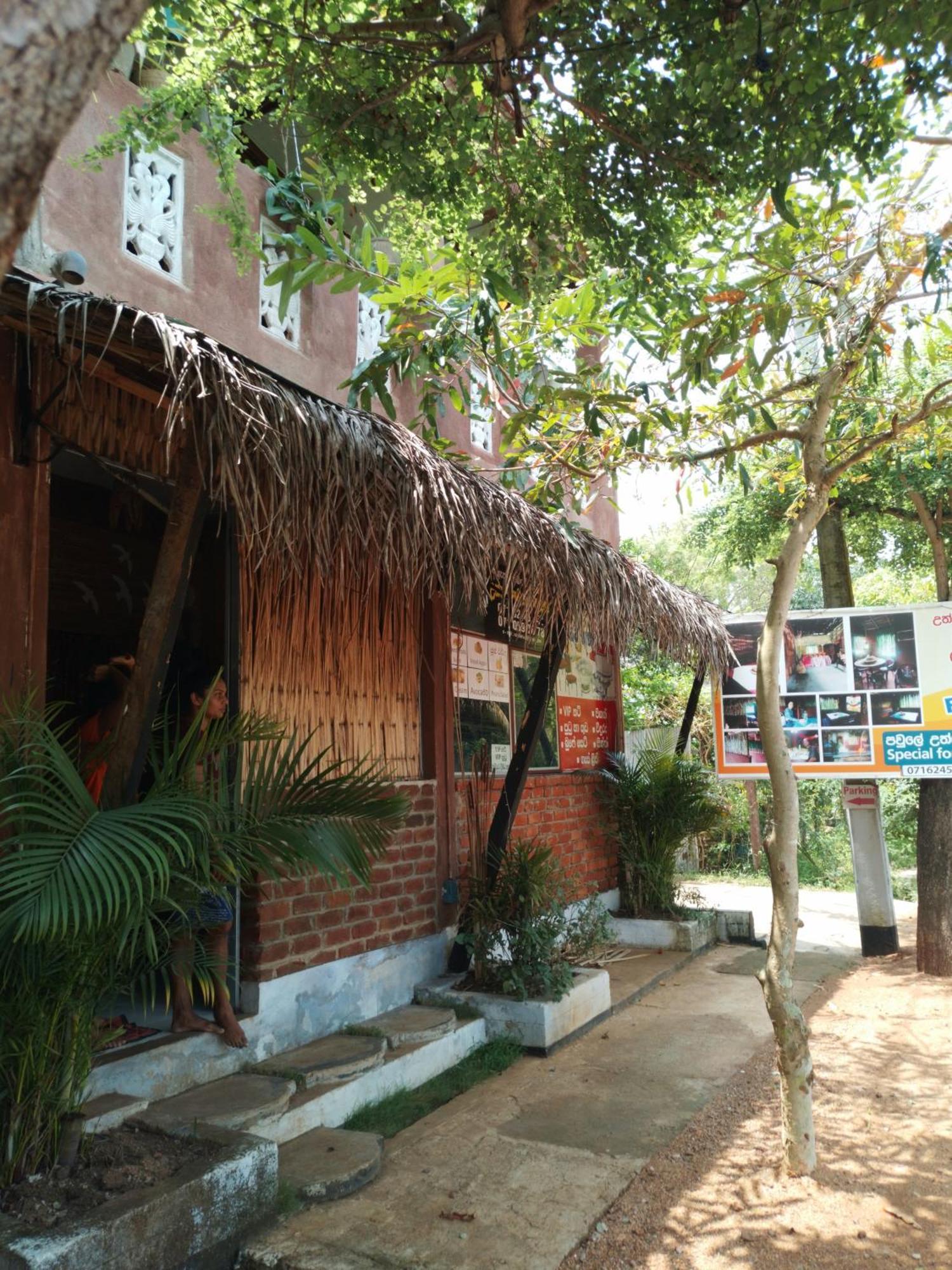 Lucky Holiday Home Anuradhapura Esterno foto